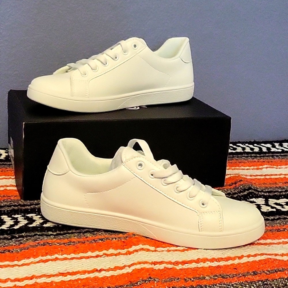 Mens size 9.5 new sneakers